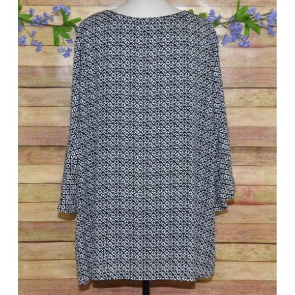 Catherines Women's Black 1/4 Button Up Blouse 2X 3/4 Bell Sleeves V-Neck Tunic - Picture 6 of 9